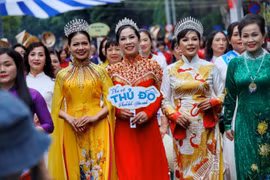 Hơn 600 phụ nữ tham gia diễu hành trên khu vực phố đi bộ hồ Hoàn Kiếm. (Ảnh: Tuấn Đức/TTXVN)
