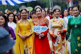 Hơn 600 phụ nữ tham gia diễu hành trên khu vực phố đi bộ hồ Hoàn Kiếm. (Ảnh: Tuấn Đức/TTXVN)