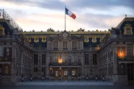 Lực lượng Vệ binh Quốc gia Pháp gác bên ngoài Cung điện Versailles ở thủ đô Paris. (Ảnh: AFP/TTXVN)