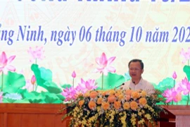 Quyền Chủ tịch UBND tỉnh Quảng Ninh Cao Tường Huy thông tin tại Hội nghị. (Ảnh: Thanh Vân/TTXVN)