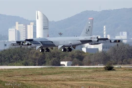 Máy bay ném bom chiến lược B-52 của Mỹ hạ cánh xuống Căn cứ Không quân ở Cheongju, Hàn Quốc. (Ảnh: Yonhap/TTXVN)