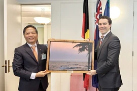 Trưởng Ban Kinh tế Trung ương Trần Tuấn Anh tặng quà lưu niệm đồng Bộ trưởng Ngoại giao Australia Tim Watts. (Ảnh: TTXVN phát)