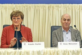 Hai nhà khoa học Katalin Kariko (người Hungary) và Drew Weissman (người Mỹ) trong cuộc họp báo tại Philadephia (Mỹ), sau khi được vinh danh với giải Nobel Y học 2023. (Ảnh: Kyodo/TTXVN)