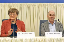 Hai nhà khoa học Katalin Kariko (người Hungary) và Drew Weissman (người Mỹ) trong cuộc họp báo tại Philadephia (Mỹ), sau khi được vinh danh với giải Nobel Y học 2023. (Ảnh: Kyodo/TTXVN)