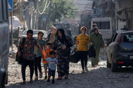 Người dân Palestine sơ tán khỏi thành phố Gaza nhằm tránh xung đột giữa Israel và Phong trào Hamas. (Ảnh: AFP/TTXVN)