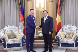 Thủ tướng Phạm Minh Chính gặp Thủ tướng Campuchia Hun Manet. (Ảnh: Dương Giang/TTXVN)