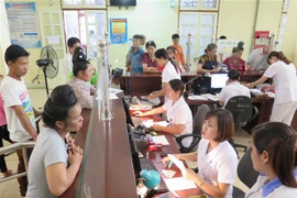 Người dân có thẻ Bảo hiểm Y tế làm thủ tục khám, chữa bệnh tại Bệnh viện Đa khoa tỉnh Sơn La. (Ảnh: Hữu Quyết/TTXVN)