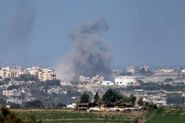 Khói bốc lên sau cuộc không kích của Israel xuống Dải Gaza. (Ảnh: THX/TTXVN)