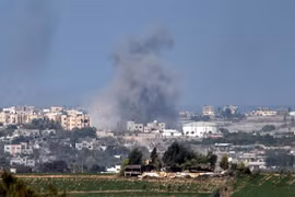 Khói bốc lên sau cuộc không kích của Israel xuống Dải Gaza. (Ảnh: THX/TTXVN)
