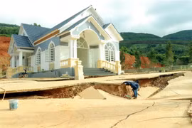 Căn biệt thự ven hồ bị sụt lún do dòng chảy ngầm. (Ảnh: Chu Quốc Hùng/TTXVN)