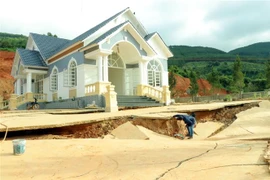 Căn biệt thự ven hồ bị sụt lún do dòng chảy ngầm. (Ảnh: Chu Quốc Hùng/TTXVN)