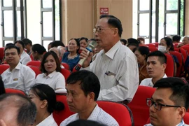 Cử tri thành phố Hải Dương kiến nghị nhiều vấn đề về phòng, chống tham nhũng với các đại biểu Quốc hội. (Ảnh: Mạnh Tú/TTXVN)