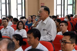 Cử tri thành phố Hải Dương kiến nghị nhiều vấn đề về phòng, chống tham nhũng với các đại biểu Quốc hội. (Ảnh: Mạnh Tú/TTXVN)