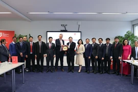 Đoàn lãnh đạo tỉnh Nam Định làm việc tại Hiệp hội Doanh nghiệp Vừa và Nhỏ của Đức. (Ảnh: Mạnh Hùng/TTXVN)