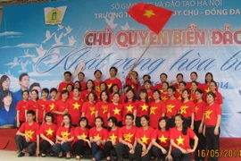 Học sinh Hà Nội xếp hình Tổ quốc, hướng về biển đảo 