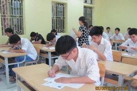 Dù được nhắc nhở nhiều, thí sinh vẫn mang điện thoại vào phòng thi