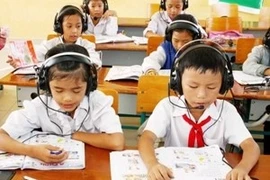 Học sinh tiểu học học tiếng Anh. (Ảnh: Quý Trung/TTXVN)