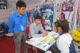 Các em học sinh được trao đổi trực tiếp với đại diện trường mà mình quan tâm. (Ảnh: CTV)