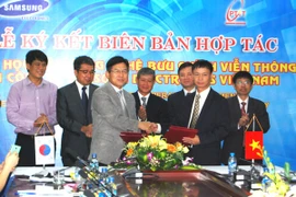 Đại diện Samsung và Học viện Công nghệ Bưu chính viễn thông ký thỏa thuận hợp tác. (Ảnh: Học viên Công nghệ Bưu chính viễn thông)