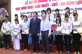 Các học sinh nhận giải thưởng môn sử tại Văn Miếu năm 2013. (Ảnh: Phạm Mai/Vietnam+)