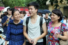 Sợ nắng nóng, tắc đường, sỹ tử khăn gói lên Thủ đô sớm 