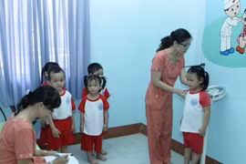 Kiểm tra sức khỏe cho trẻ mầm non. (Ảnh: Minh Quyết/TTXVN)
