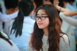 [Photo] Nữ sinh dịu dàng, e ấp trong tà áo dài ngày khai trường