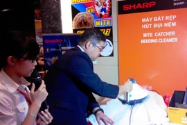 Chuyên gia Sharp trình diễn tính năng của máy bắt rệp, hút bụi. (Ảnh: Sharp Việt Nam)