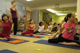 Các học viên của trung tâm Ad Yoga trong một buổi tập luyện. (Ảnh: Tuyết Mai/Vietnam+)