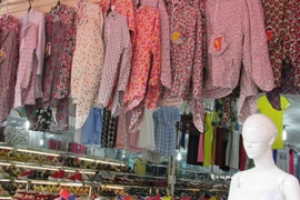 Người tiêu dùng sẽ khó tránh khỏi lãng phí tiền bạc nếu không có hiểu biết nhất định về chất liệu áo chống nắng. (Tuyết Mai/Vietnam+)