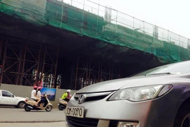 Xà beng rơi trúng ôtô Civic đang lưu thông trên đường Nguyễn Trãi