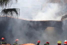 Cháy lớn gần kho xăng trên đường Nguyễn Tuân, quận Thanh Xuân