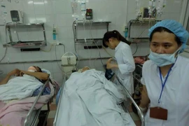 Các nạn nhân trong vụ sập nhà cổ Trần Hưng Đạo được điều trị tại Bênh viện Việt Đức. (Ảnh: CTV/Vietnam+)