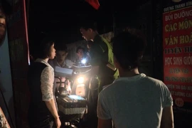 Cảnh sát đưa xe đạp điện của học sinh ra ngoài. (Ảnh: PV/Vietnam+)