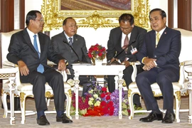 Thủ tướng Thái Lan Prayut Chan-ocha (phải) trong hội đàm với Thủ tướng Campuchia Hun Sen ngày 18/12. (Ảnh: AFP/TTXVN)