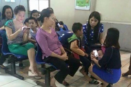 Bác bác sỹ chưa kết luận đó loại ong gì đã tấn công các học sinh trường Tiểu học Yên Sở. (Ảnh: Minh Sơn/Vietnam+)