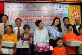 Hoạt động trao quà cho các nạn nhân chất độc da cam năm 2015. (Ảnh: Hoàng Hải/Vietnam+)