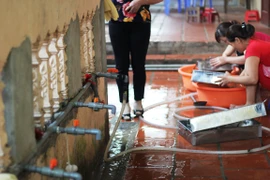 Sử dụng nguồn nước không đảm bảo tại một ngôi trường ở Lũng Vị. (PV/Vietnam+)