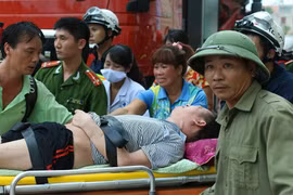 Một nạn nhân được giải cứu tại khu chung cư HH4a Linh Đàm bị cháy. (Ảnh: PV/Vietnam+)