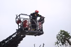 Xe thang của cảnh sát phòng cháy chữa cháy giải cứu người bị mắc kẹt trong tòa nhà HH4. (Ảnh: Sơn Bách-Minh Sơn/Vietnam+)