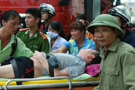 Một nạn nhân được giải cứu tại khu chung cư HH4a Linh Đàm bị cháy. (Ảnh: PV/Vietnam+)