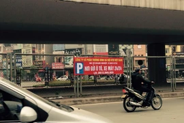 Xung quanh vụ việc đòi quyền trông giữ bãi xe chân cầu vượt Ngã Tư Sở