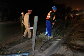 Ôtô húc bay 50m dải phân cách Quốc lộ 5, Gia Lâm mất điện cục bộ