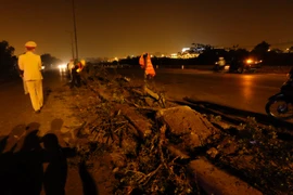 [Photo] Hiện trường vụ ôtô húc tung 50m dải phân cách trên Quốc lộ 5