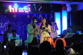 Người hâm mộ đã bịt mắt anh lại bằng một tấm decal ngộ nghĩnh và mang ra sân khấu ba món quà. (Ảnh: Tùng Lâm/Vietnam+)