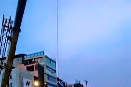 Thanh sắt dài 10m rơi xuống giữa đường đông ở khu vực Cầu Diễn 