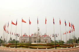 [Photo] Vientiane rực rỡ dịp kỷ niệm 60 năm thành lập Đảng NDCM Lào