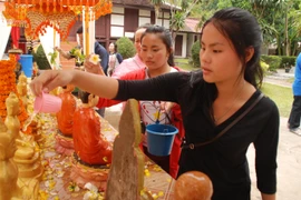 [Photo] Tắm Phật và đi chùa cầu may trong dịp Tết Bun Pi May tại Lào