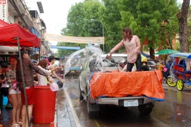 [Photo] Những "cuộc chiến đường phố" trong lễ hội cổ truyền Bun Pi May