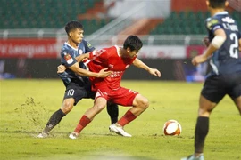 Pha tranh bóng giữa các cầu thủ hai đội. (Ảnh: Thanh Vũ/TTXVN)